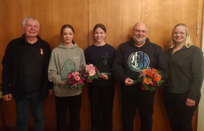 Sportlerinnen des Jahres Lotta und Oda Leiber und Sportler des Jahres Martin Hupe mit dem 1. Vorsitzenden Horst Maronn und der 2. Vorsitzenden Carolin Schmock