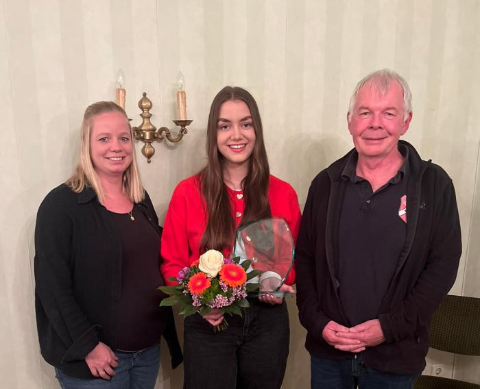 Sportlerin des Jahres Sarah Schröder eingerahmt von der 2. Vorsitzenden Carolin Schmock (links) und dem 1. Vorsitzenden Horst Maronn (rechts)